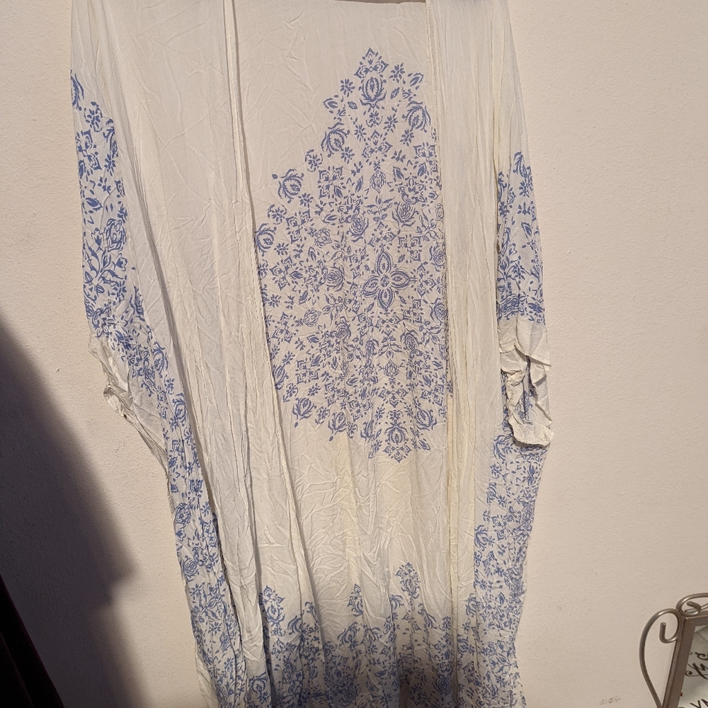 Torrid 3/4 white and blue kimono cover